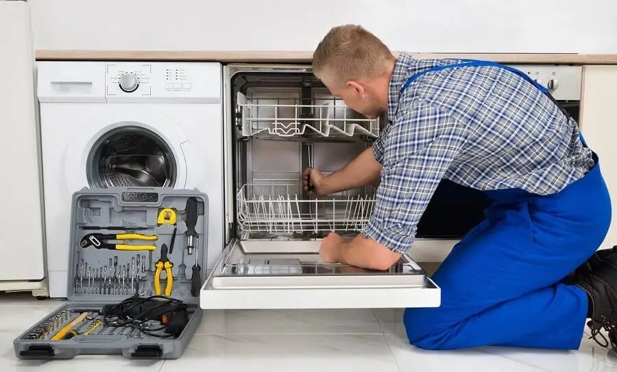 Yenimahalle Maytag servisi teknisyen ekibi beyaz eşya tamiri yaparken